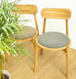 NordicStory pack de 2 sillas Paola. Estructura de madera maciza de roble, tapizado en color.